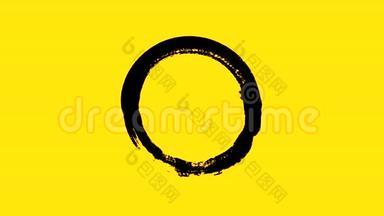用毛笔画圆的抽象动画.. 动画。 用黑色墨水画在黄色背景上的圆圈